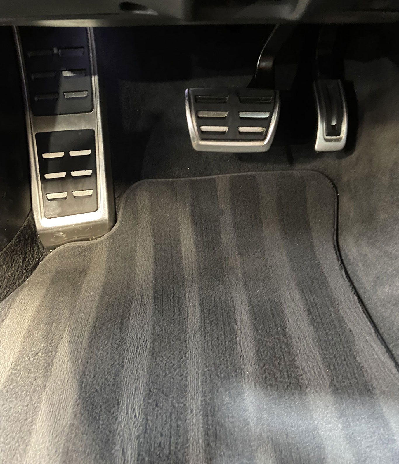 Spotless-Auto-Detailing-Carpet-Shampooing-After