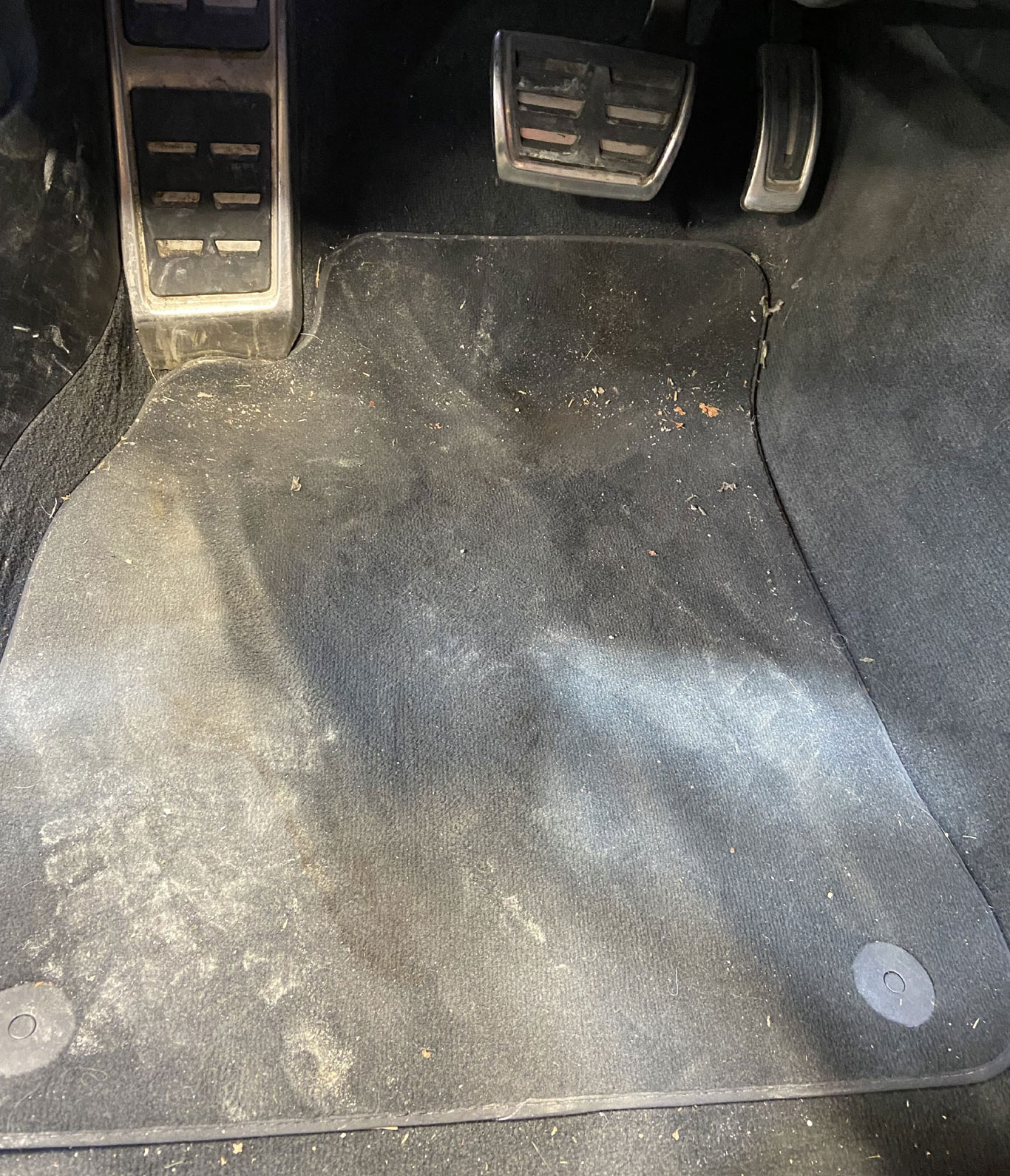 Spotless-Auto-Detailing-Carpet-Shampooing-Before